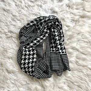 NWOT Cream and black houndstooth scarf size 68” x 34”